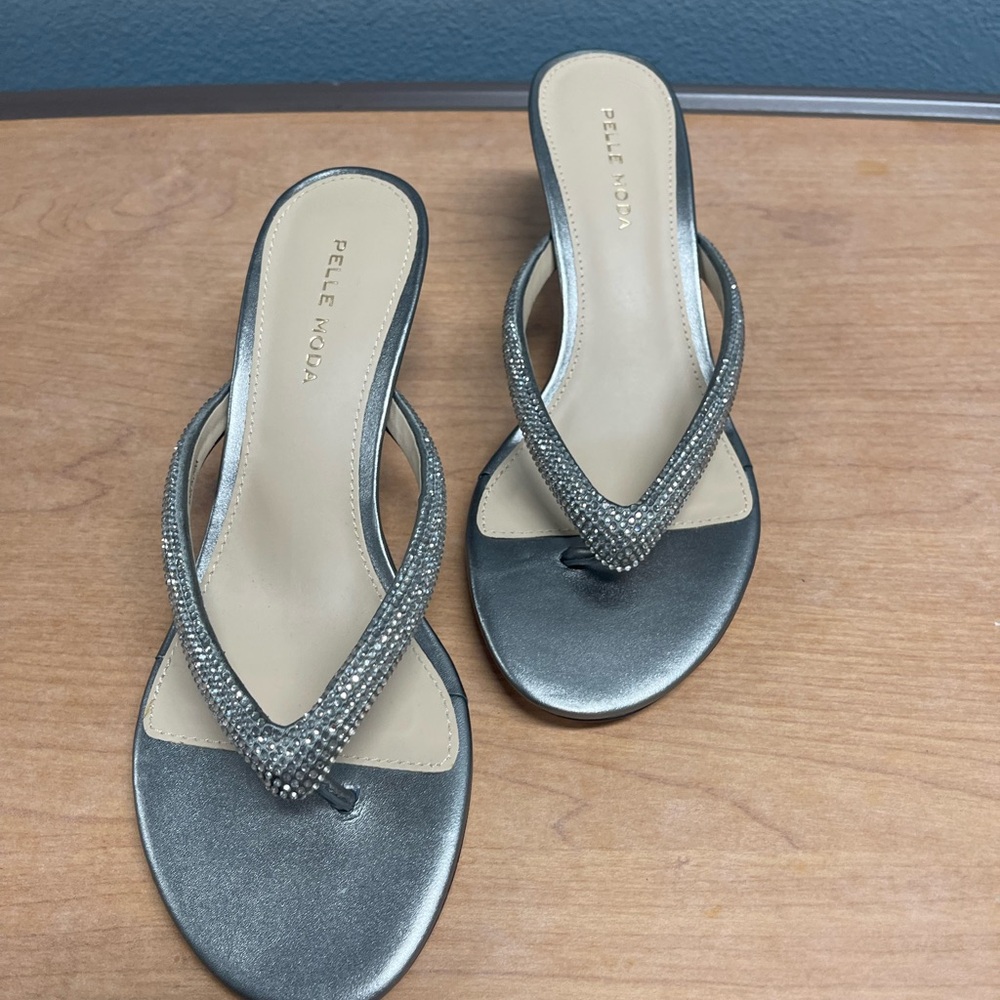 Pelle Moda Metallic Silver Rhinestone Thong   Sandals size 8.